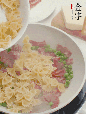 1小勺鹽調(diào)味，混合一起燉煮一下。