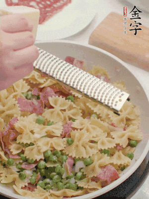 收汁后加入帕爾瑪芝士、歐芹碎和檸檬汁。