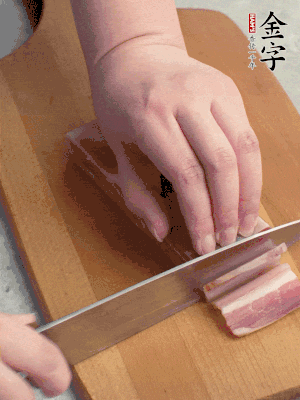 百合切去頭尾，分開洗凈;咸肉切薄片。