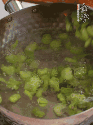 鍋中水沸，放一撮鹽，下蠶豆豆瓣焯3分鐘，下百合，3秒撈出，一起撈出瀝水。