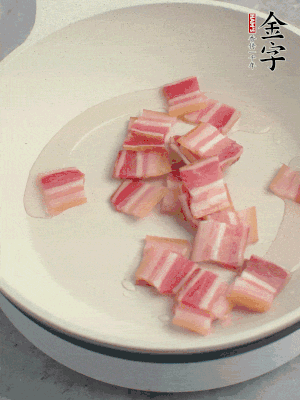 鍋中少許油，金字淡咸肉煸香。