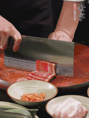 金字火腿上方切薄片，鮮五花肉切薄片。