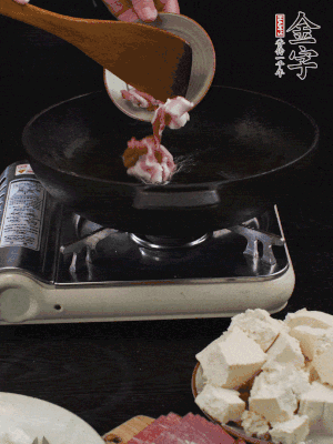 冷油潤鍋，下五花肉煸香。