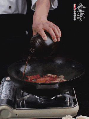 再下火腿片，淋少許黃酒添香。