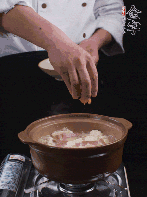 下蝦仁干，煮5分鐘。撒蒜葉，煮1分鐘。