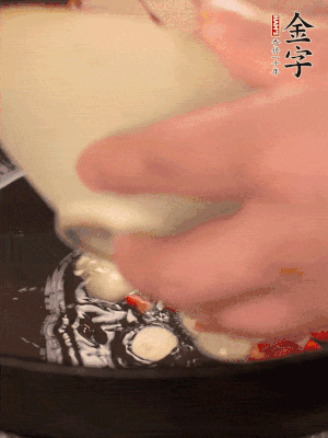 豬油潤鍋，下辣椒、大蒜、火腿片煸香。