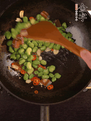 再下蠶豆煸炒，加1勺料酒調(diào)味。