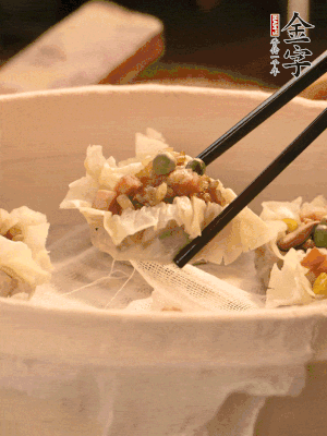 包好的燒賣放在蒸籠上，水開后蒸8分鐘左右。