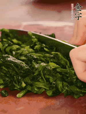 洗凈的菠菜加鹽焯水，撈出晾涼后攥干切碎。胡蘿卜切細絲。金字烤腸切園片。