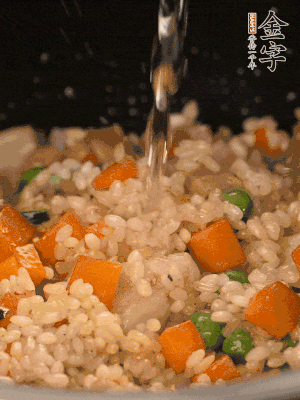 把食材轉(zhuǎn)移到電飯鍋中，倒入點(diǎn)清水，正常煮飯。