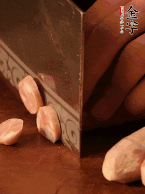 金字烤腸切圓片。