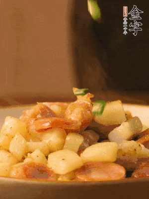 翻炒均勻，撒上蔥花后即可。