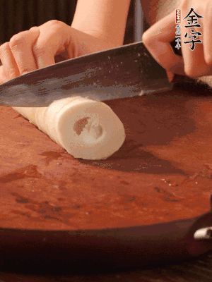 春筍去殼切滾刀塊，焯水備用。