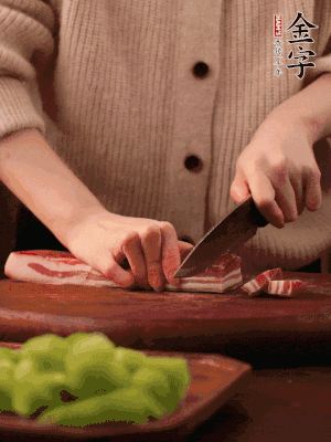 金字淡咸肉切片，冷水入鍋，加姜片、料酒略焯水。同步，五花肉切塊焯水。