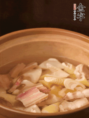 春筍、咸肉、咸肉一起入砂鍋，加姜片、料酒、清水大火煮沸到湯色變白。轉(zhuǎn)小火慢篤半小時。