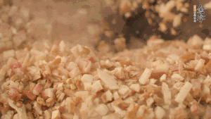 鍋中熱油，依次下食材翻炒，加2勺料酒、少許胡椒粉調(diào)味，撒蔥花攪拌均勻。