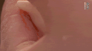 取一小團(tuán)面，用掌心搓成小球狀，從小球中心捏窩，放入餡料，封口后，留出小尾巴。