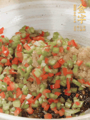 XO醬、蒜蓉醬、青紅椒粒攪拌成醬料。