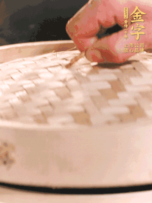 醬鴨半只加姜片、蔥、黃酒上鍋蒸20分鐘。