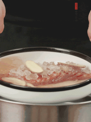 置于盤中，加冰糖100g、黃酒100g、水200g，上鍋蒸20分鐘。