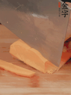 南瓜改刀切片，把蒸好的火腿鋪到南瓜上。