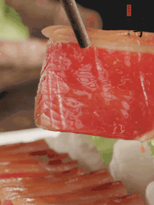 吃的時(shí)候，把薄片火腿放入荷葉夾中就可以了。