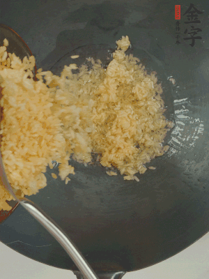 熱油下鍋，邊按壓邊翻炒均勻。