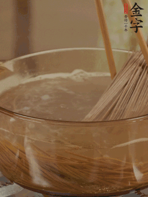 水開后下蕎麥面，煮2分鐘后過涼水備用。