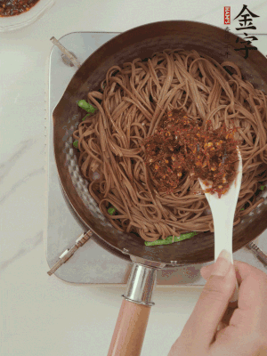 下蕎麥面，淋上少許醬油，加2勺金字火腿大師醬略翻炒即可。