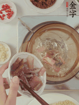 魷魚熱水下鍋，焯水備用。