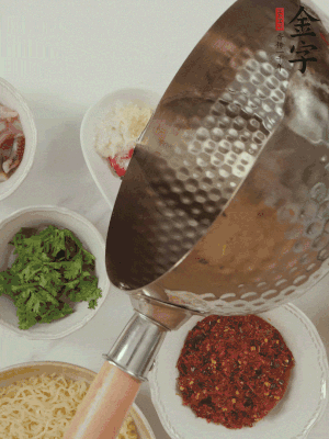 蒜末、小米辣、芝麻淋上熱油。