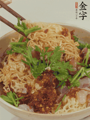 倒上醬汁攪拌均勻即可。