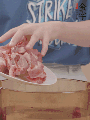 排骨剁小塊，加姜片、料酒沸水下鍋焯水。