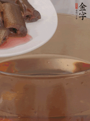 處理干凈的黃鱔段，加姜片、料酒沸水下鍋焯水。撈出用涼水沖洗干凈。