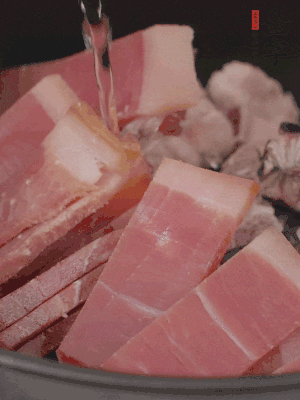 排骨、黃鱔段、金字火腿片放入砂鍋中，加沒過食材的水。