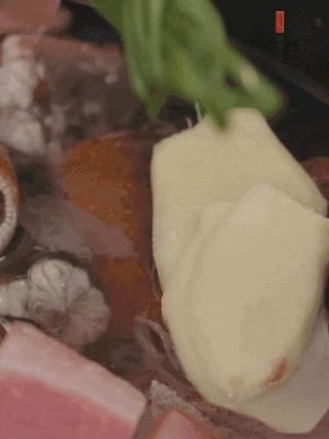 加姜片、蔥結(jié)、料酒。