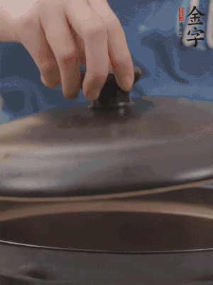 大火煮開后轉(zhuǎn)小火，燉煮20分鐘左右。