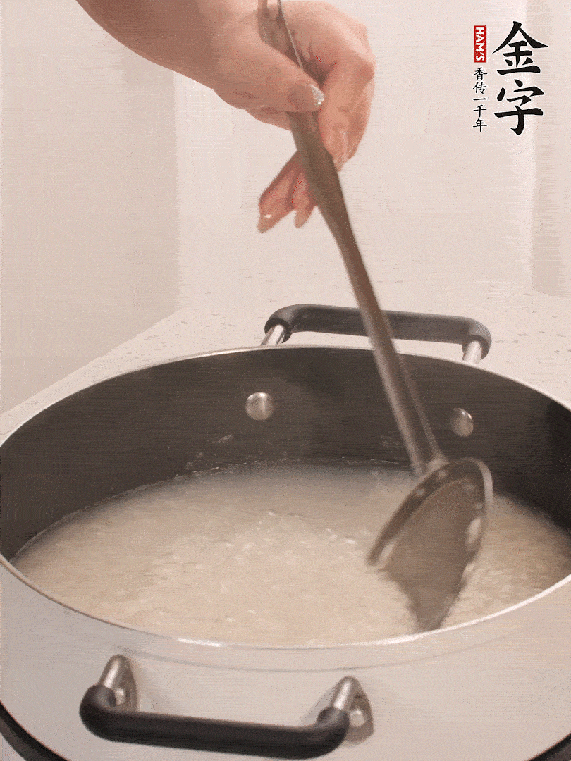 香菇、土豆、胡蘿卜、金字土香腸切小塊。