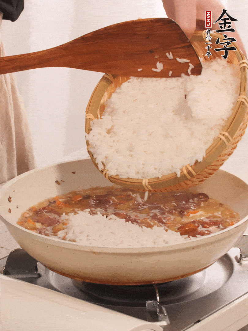 熱鍋燒油，香腸煸出油，加姜片去腥，加土豆、胡蘿卜、香菇翻炒到半熟，隨后加豆角、2小勺鹽、1大勺生抽，煸炒均勻。