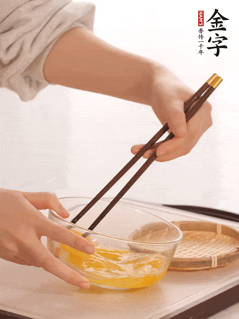 兩顆雞蛋打散。