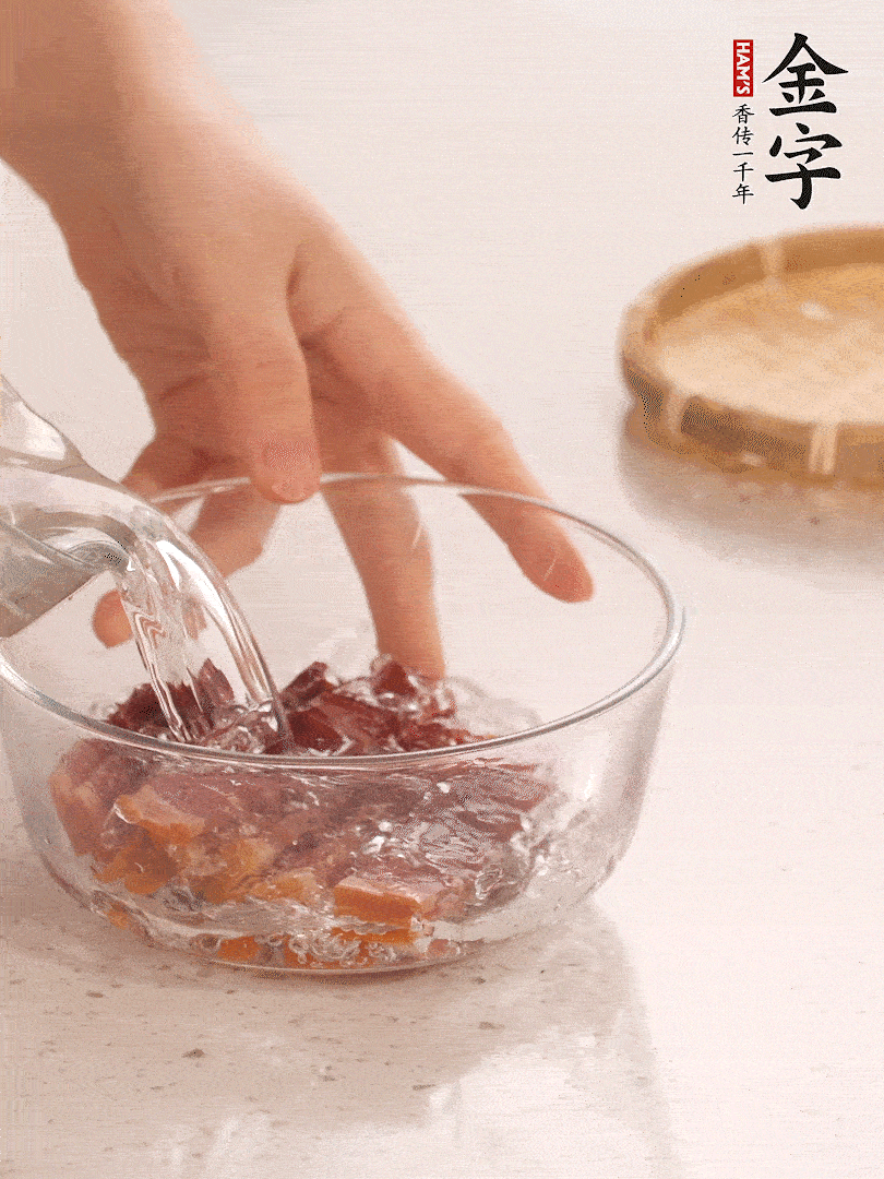 金字火腿切片，溫水泡5分鐘。