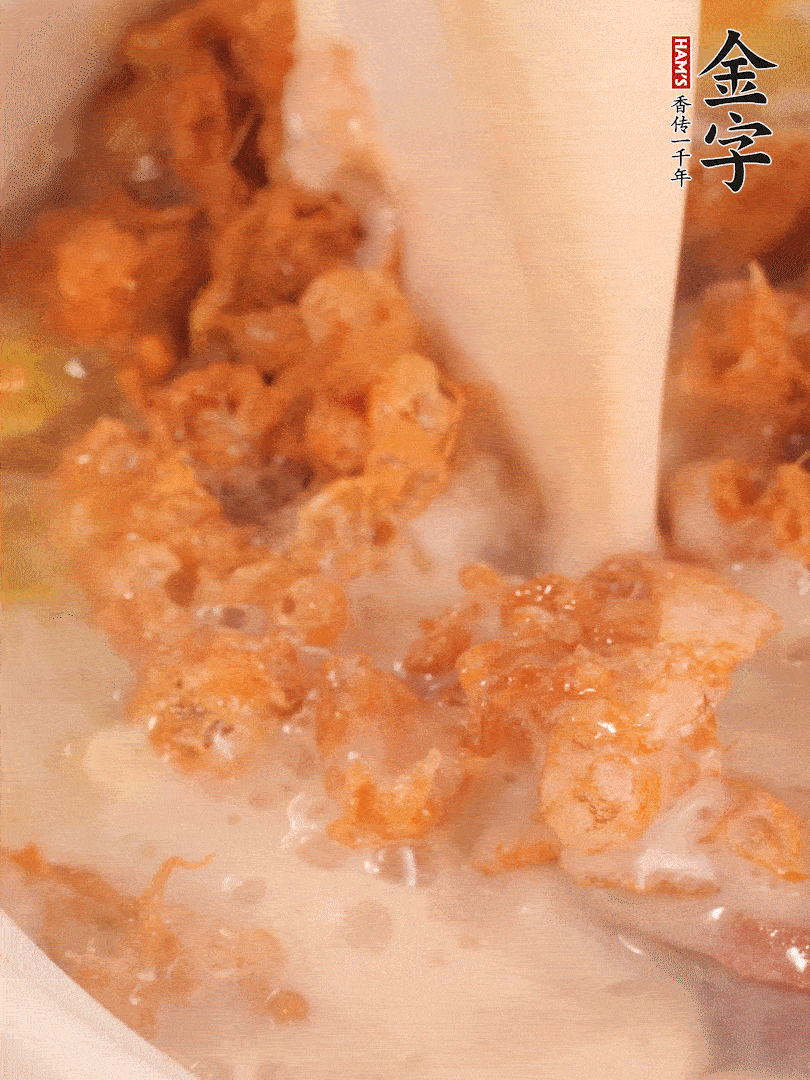 加入蛋酥再煨煮2分鐘，加入豆?jié){。