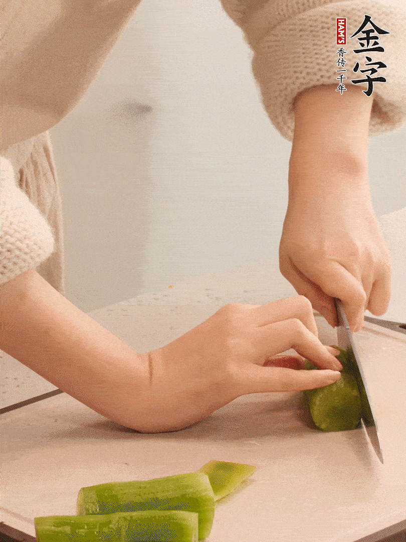 萵筍和白蘿卜用擦絲器擦成細(xì)絲。