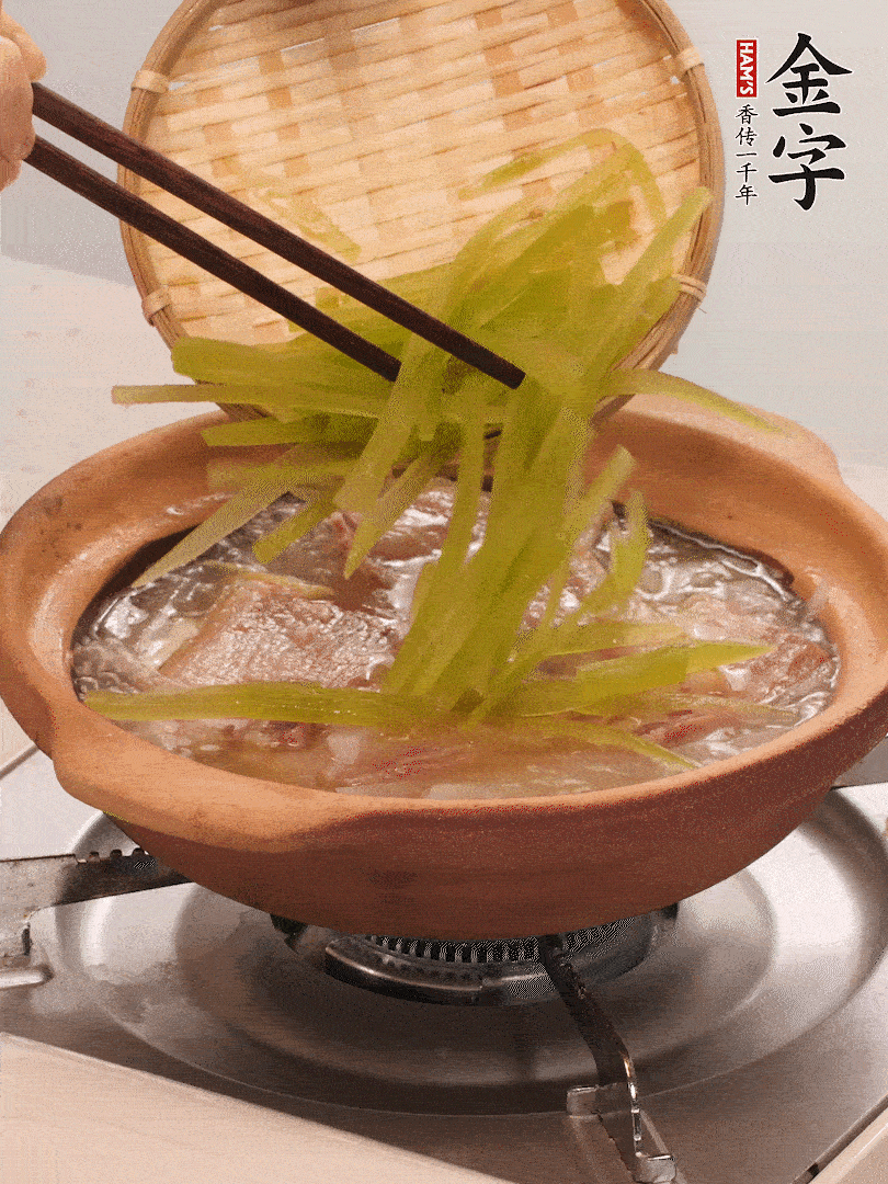 倒入熱水煮開(kāi)后，轉(zhuǎn)小火燉煮10分鐘，呈奶白色湯底。