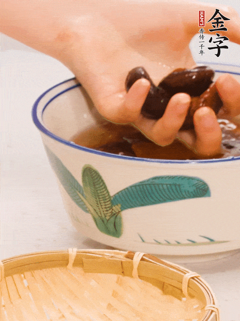 干香菇提前泡發(fā)切片，泡香菇水留著備用。