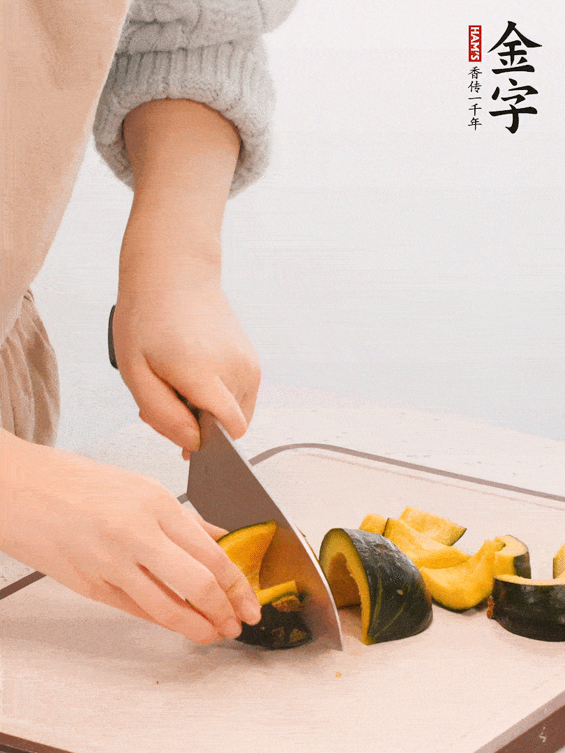 貝貝南瓜切小塊，生姜切成姜絲。