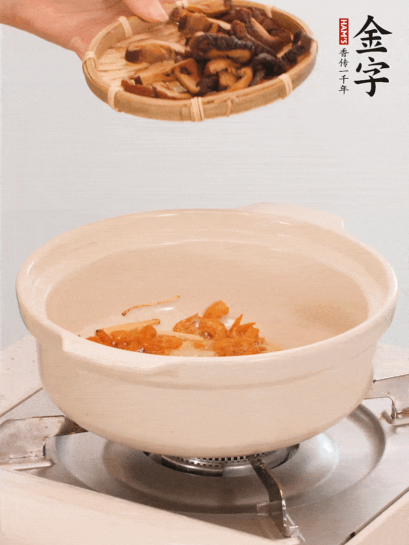 砂鍋倒入少許油，放入姜絲、海米小火煸香；再放入香腸、南瓜、干香菇一起翻炒2分鐘。