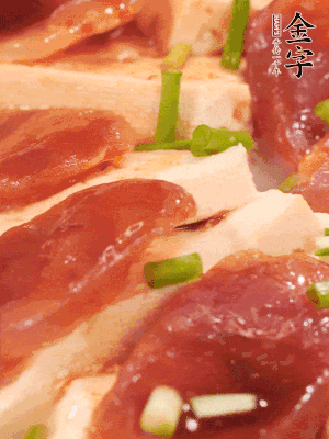 調(diào)一個(gè)醬汁：2勺生抽、1勺蠔油、半勺白糖、1勺淀粉、半碗清水調(diào)成料汁燒開