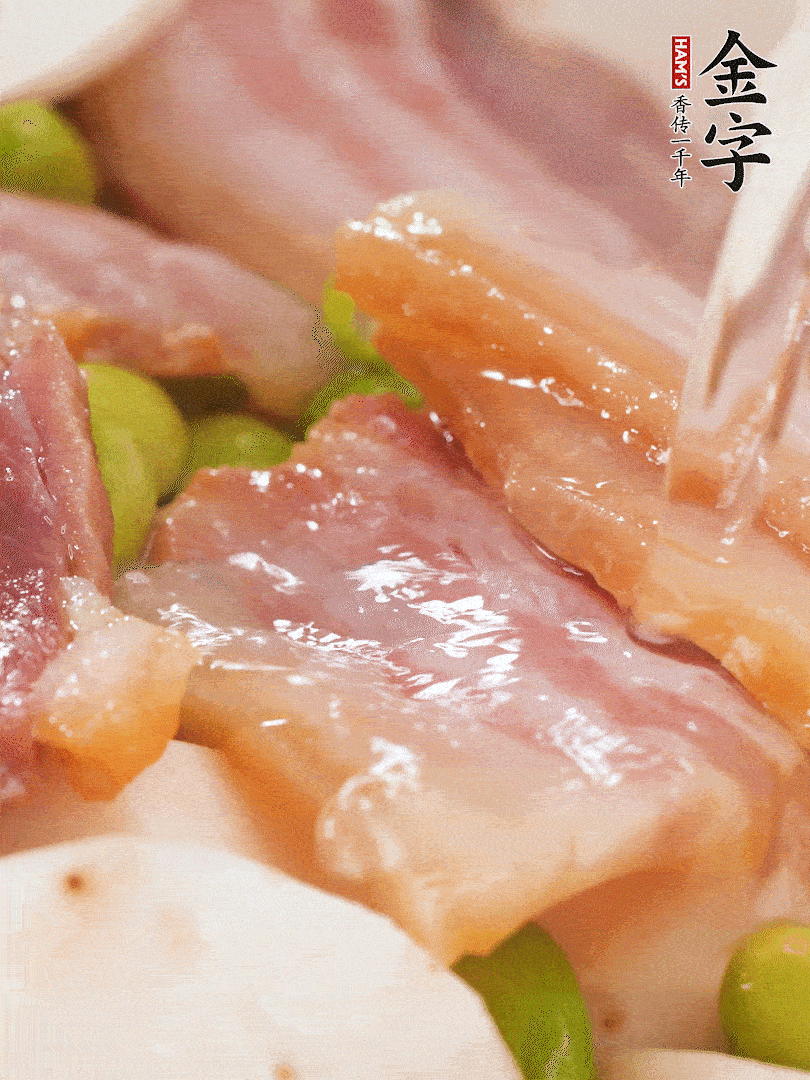 倒入芋艿、熟毛豆，翻炒均勻，加1小碗水煮開(kāi)