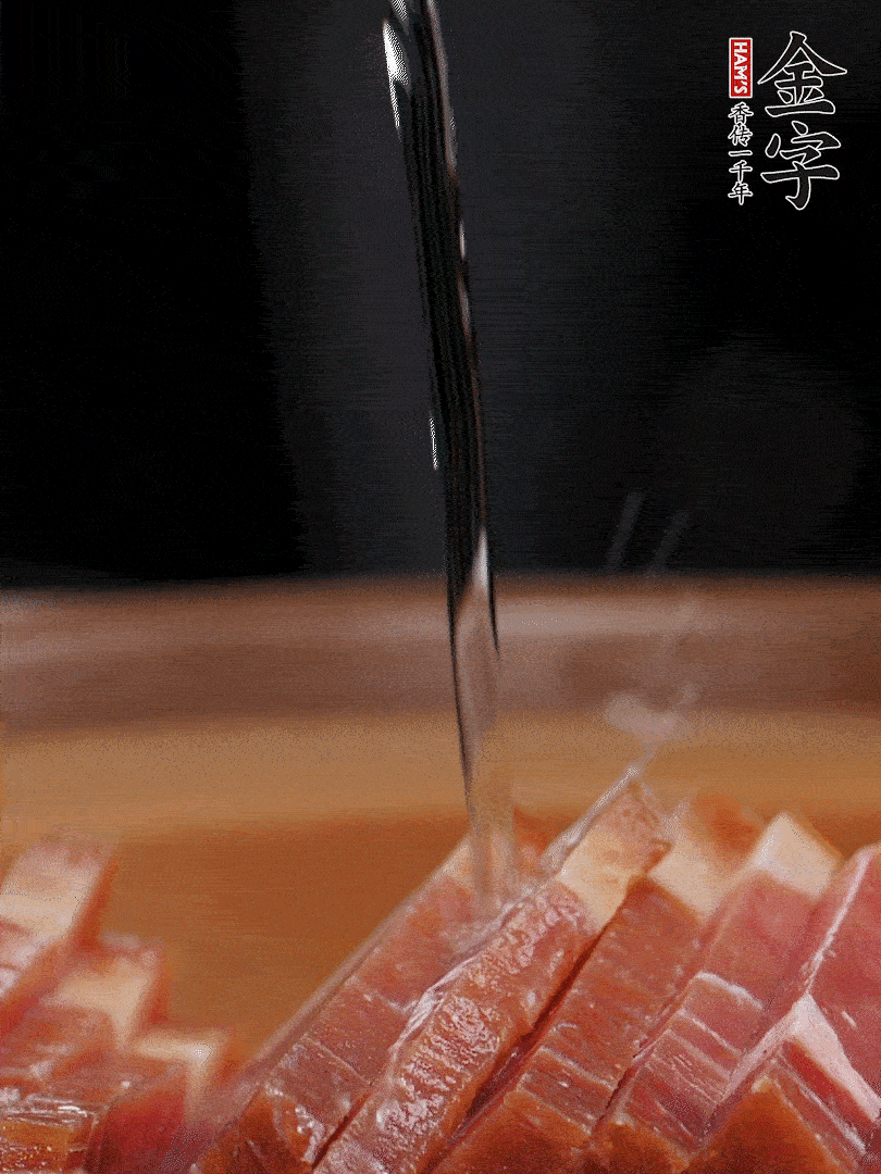 金字火腿切片，放入溫水中泡10分鐘，金字土香腸斜切成片。千張切成細(xì)條。